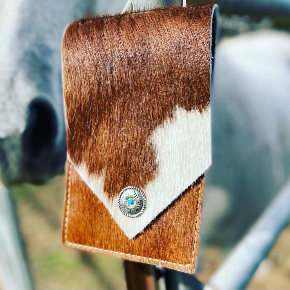Back cinch saddle pouch